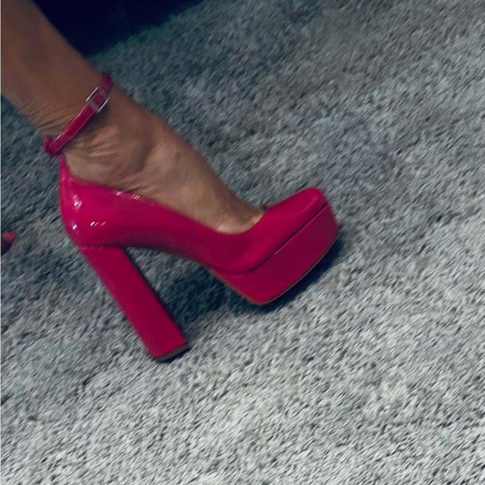 Sexy pink heels!